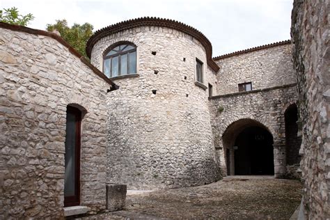 Grottaminarda Al Castello D Aquino La Riscoperta Della Poesia Della