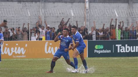 Duel Antarlini Semen Padang Vs Psbs Di Final Pegadaian Liga Badai