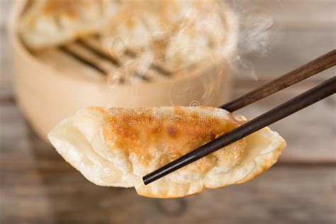 Bolas De Masa Hervida Fritas Cacerola China Del Aperitivo Imagen De