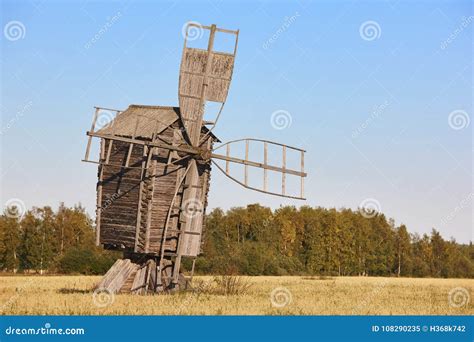 Moinho De Vento De Madeira Tradicional Antigo No Campo Finland Imagem