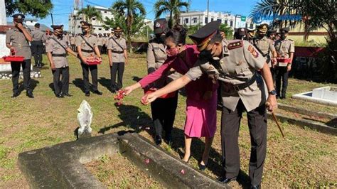 Polres Melawi Gelar Upacara Ziarah Dan Tabur Bunga Di Taman Makam