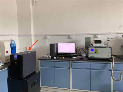 UPS обеспечивает резервное питание для чувствительного лабораторного ...