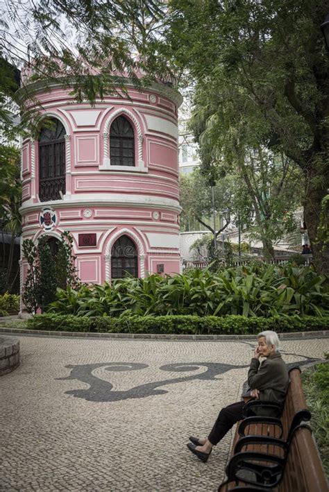 Edificio De Arquitectura Colonial Portuguesa Antiguo En El Parque De