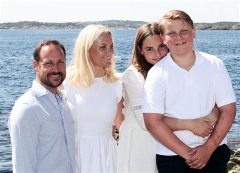 Haakon Mette Marit Et Les Enfants En Vacances Sur Une Le Au Large De