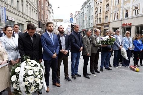 FOTO Položeni vijenci na spomen obilježje Vječna vatra