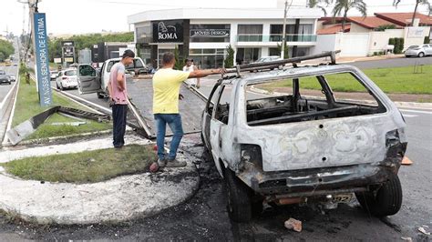 Carro Pega Fogo Na Avenida Da Sa De Em Americana O Liberal