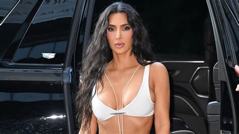 Kim Kardashian Muestra Sus Curvas En La Playa En Bikini De Cuerda Ver Fotos Radio Latino Usa
