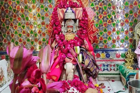 Ujjain Laxmi Mandir गजलक्ष्मी मंदिर में दिवाली पूजा के बाद महिलाओं को