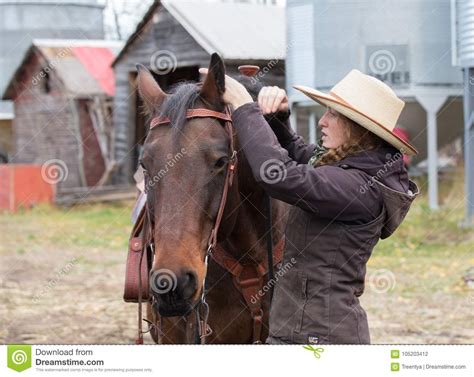 Vaqueira Nova Que Prepara Se Para Um Passeio Do Cavalo Foto De Stock