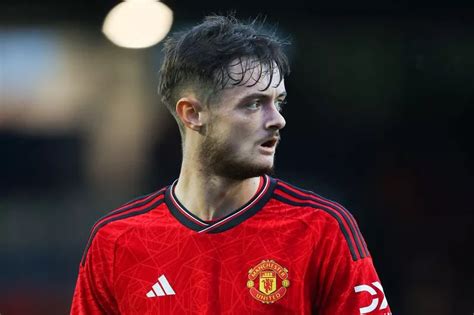 Joe Hugill Set To Sign New Manchester United Deal Manchester Evening News