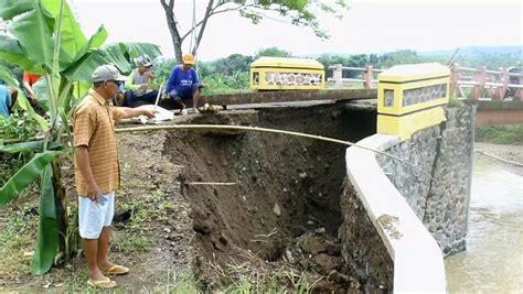 Pangkal Jembatan Beton Di Rejang Lebong Rusak Tergerus Banjir Akses