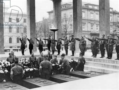 Image of Adolf Hitler at a wreath-laying ceremony in the Ehrentempel on