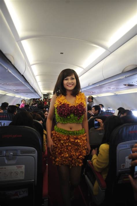 Múa bikini bốc lửa trên máy bay VietJetAir