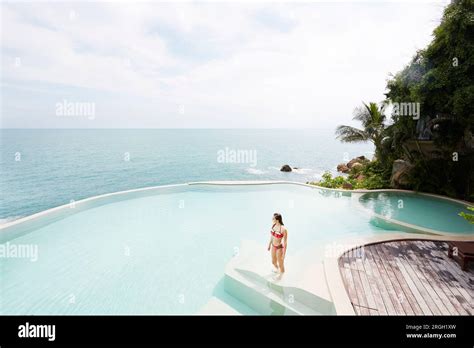 Jeune femme en bikini dans la piscine Banque de photographies et dimages à haute résolution Alamy