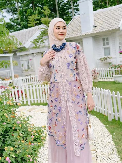 Rekomendasi Model Gamis Brokat Kombinasi Polos Untuk Berbagai Acara