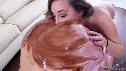 Lucky B Gets Her Messy Pussy Gobbled By Girlfriend 17 Photos