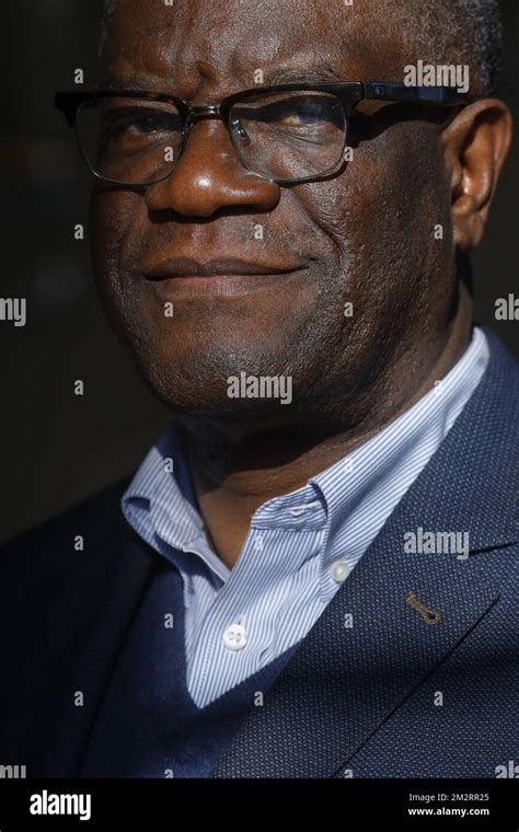 RDC Congo Le Docteur Denis Mukwege Pose Pour Le Photographe Avant Une