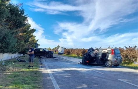 Scontro Tra Due Auto Sulla Provinciale Muore Enne Tre Feriti Gravi