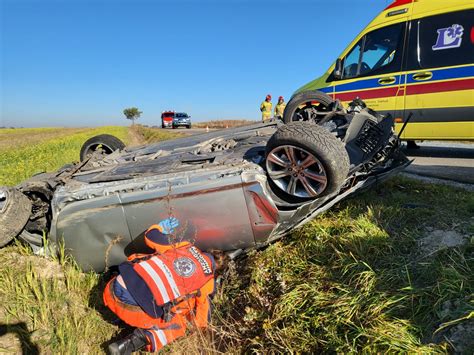 Wypadł jaguarem z drogi i dachował 25 latek był pijany zdjęcia