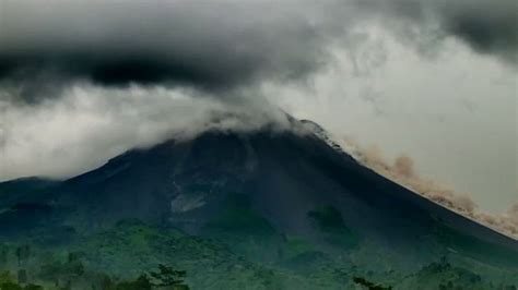 Gunung Merapi Luncurkan Guguran Awan Panas 2 Kali Sejauh 2 5 KM Ke Arah