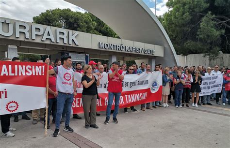 İzmir de işten atılan sigara fabrikası işçileri eylemde