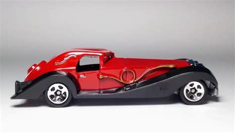 Машинка Базова Hot Wheels Disney 101 Dalmatians Cruella de Vil Screen Time 1 64 FJW04 Red