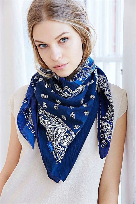 So This Is How You Actually Pull Off That Cool Bandana Trend Scarf