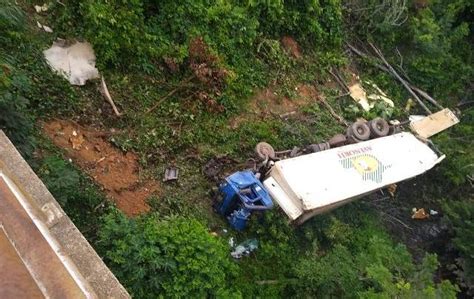 Caminhoneiro Perde O Controle Da Dire O Cai De Ponte Na Br E