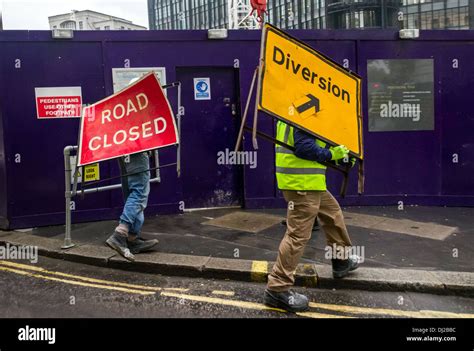 Uk diversion signs move hi-res stock photography and images - Alamy