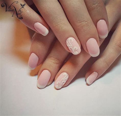 Diseños de nail art para uñas con esmalte color nude para lograr una manicura simple y