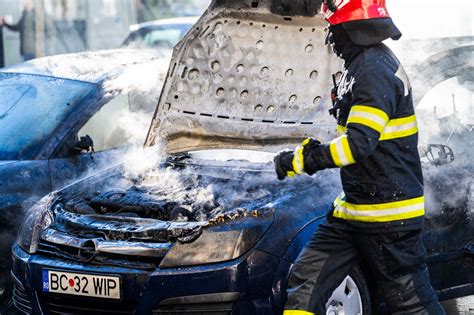 Dou Autoturisme Au Luat Foc N M R Ti Pe Strada Fabricii Foto