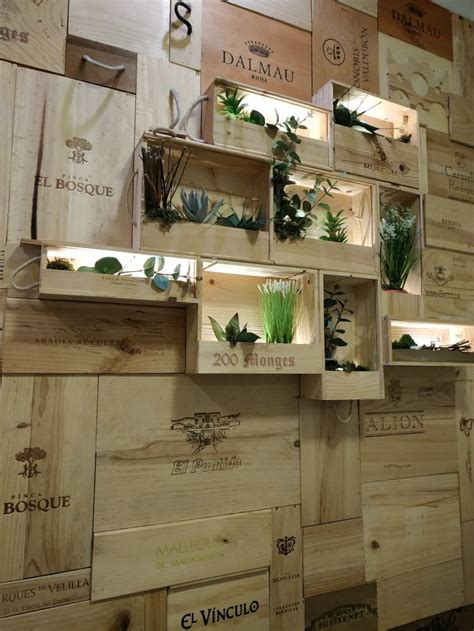 Pared Con Cajas De Madera De Las Botellas De Vino Una Pared R Stica