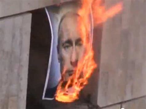 VIDEO Pussy Riot Quema Retrato De Putin Sopitas