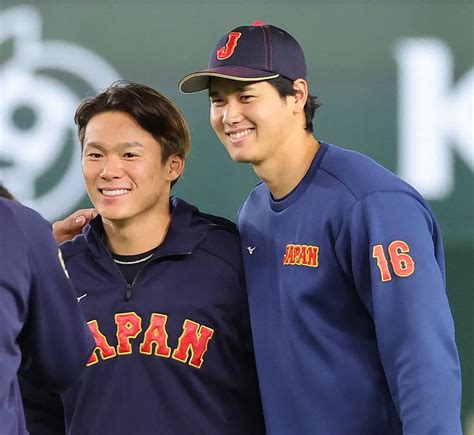 3月のwbcで2ショット写真に応じる大谷（右）と山本 ― スポニチ Sponichi Annex 野球