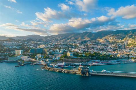 Vista A Rea Del Panorama Del Centro De La Ciudad De Funchal En La Isla