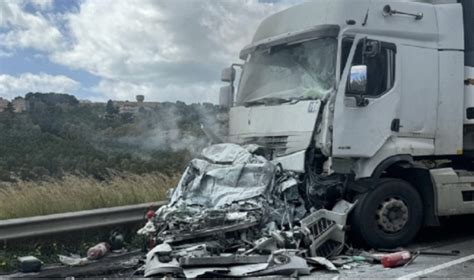 Tragico Incidente Tra Due Tir Ed Auto Sulla Statale 115 Un Morto Ed Un