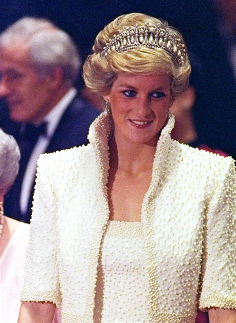 The Crown 16 Princess Diana Looks That Show Her Style Evolve Los