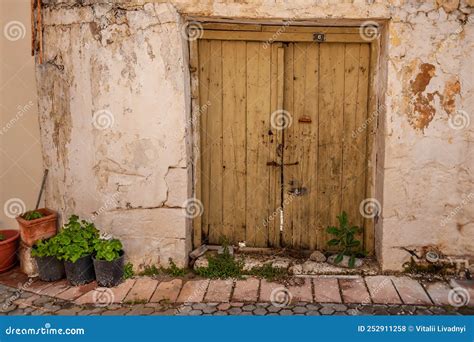 Vieja Puerta De Madera En Una Pared Amarilla Foto De Archivo Imagen