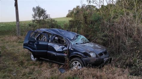 Mulher Fica Ferida Após Saída De Pista Seguida De Capotamento De Um