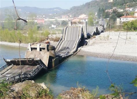 Crolla Un Ponte Sfiorata La Tragedia Coinvolti Due Furgoni Foto E