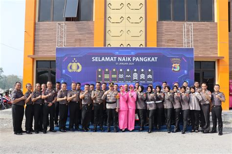 33 Personel Polres Pringsewu Naik Pangkat Ternyata Ada Tradisi Unik Di