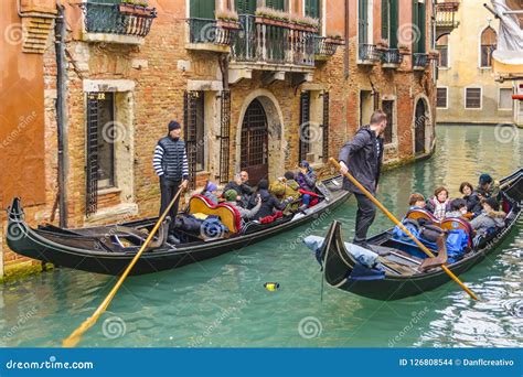 Gondoleros En El Canal De Venecia Imagen De Archivo Editorial Imagen