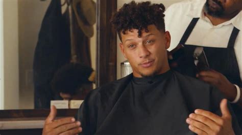 Patrick Mahomes Narrowly Avoids COVID-19 Exposure After Chiefs Barber Gets Diagnosis Mid-Haircut ...