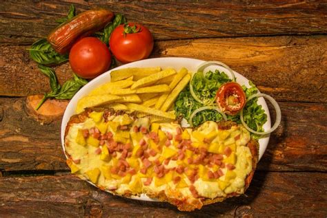 Acima Da Vista Da Pizza E De Batatas Fritas Deliciosas Tomate Cenoura