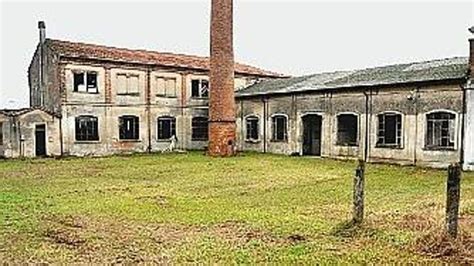 E Di Fianco C Una Vecchia Fabbrica Abbandonata Gazzetta Di Mantova