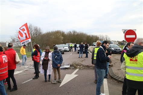 Réforme des retraites A Evreux le rond point des Fayaux bloqué par l