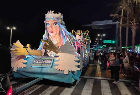 Desfile Navideño Abarrota El Bulevar De Veracruz Video