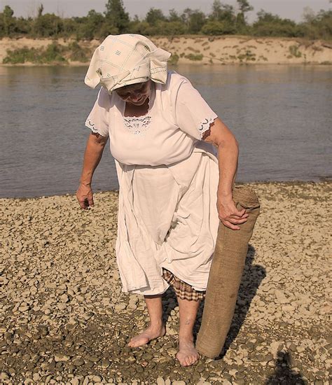 FOTO Sesvečice na rijeci Dravi upriličile pranje rublja na starinski način