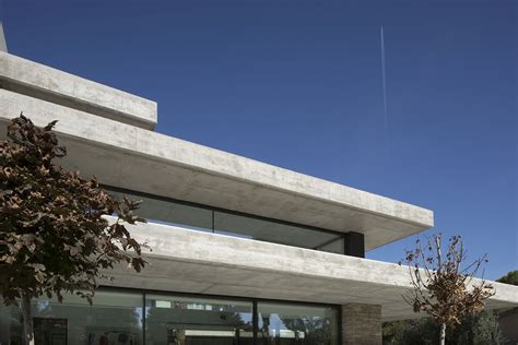 Concrete Planes and Glass Walls Steal the Spotlight at Miravent House ...