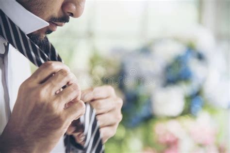 Bonito Novio Lleva Corbata Preparándose Para Ser El Mejor Hombre Para